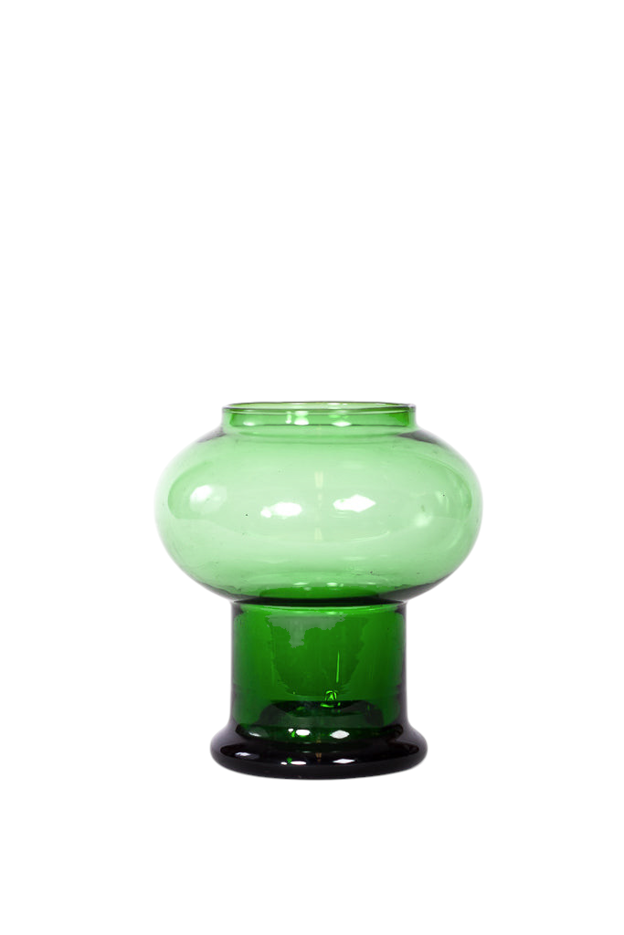 Modighus.se grön glasvas med rundad form och stabil bas, perfekt för blomsterarrangemang.
