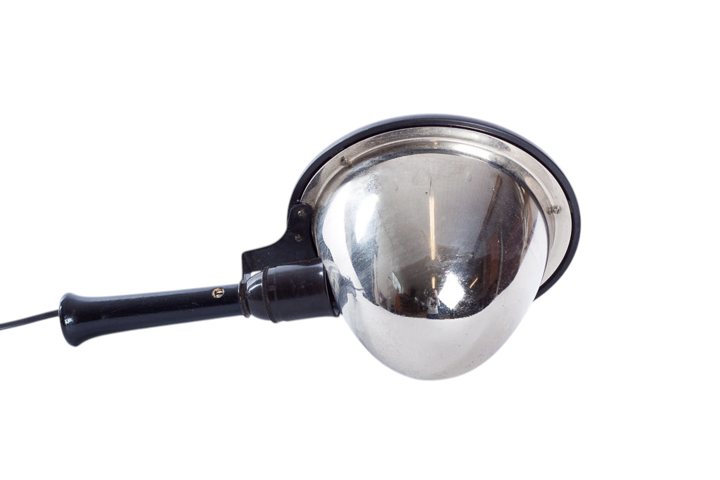 Modighus.se Akuma bordslampa med kromad kupol och svart handtag i industriell design