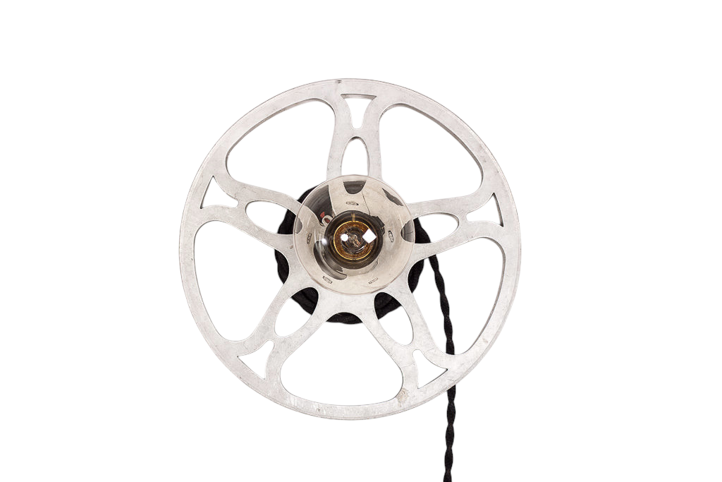 Modighus.se vägglampa formad som en vintage filmrulle i metall med svart tvinnad tygkabel och glödlampa.