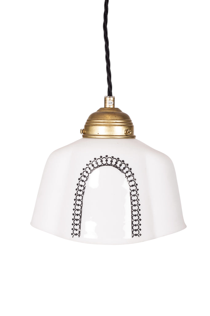 Modighus.se fönsterlampa i vitt glas med svart kransmotiv, mässingsfäste och svart tvinnad textilkabel.