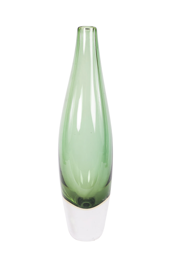 Modighus.se hög grön glasvas designad av Gunnar Ander för Lindshammar glasbruk med en elegant avsmalnande form