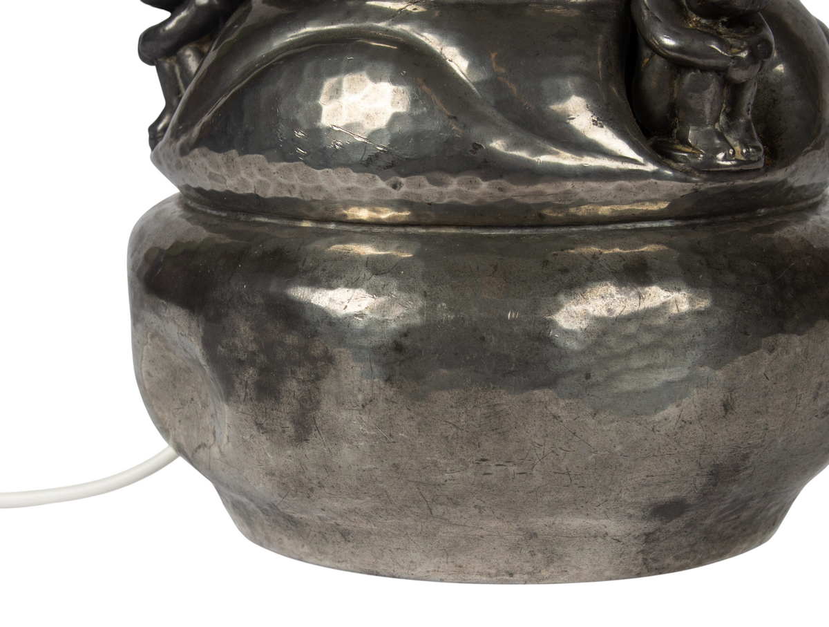 Modighus.se bordslampa i tenn från Dansk Kunst med dekorativt motiv av sittande barn och hamrad yta.