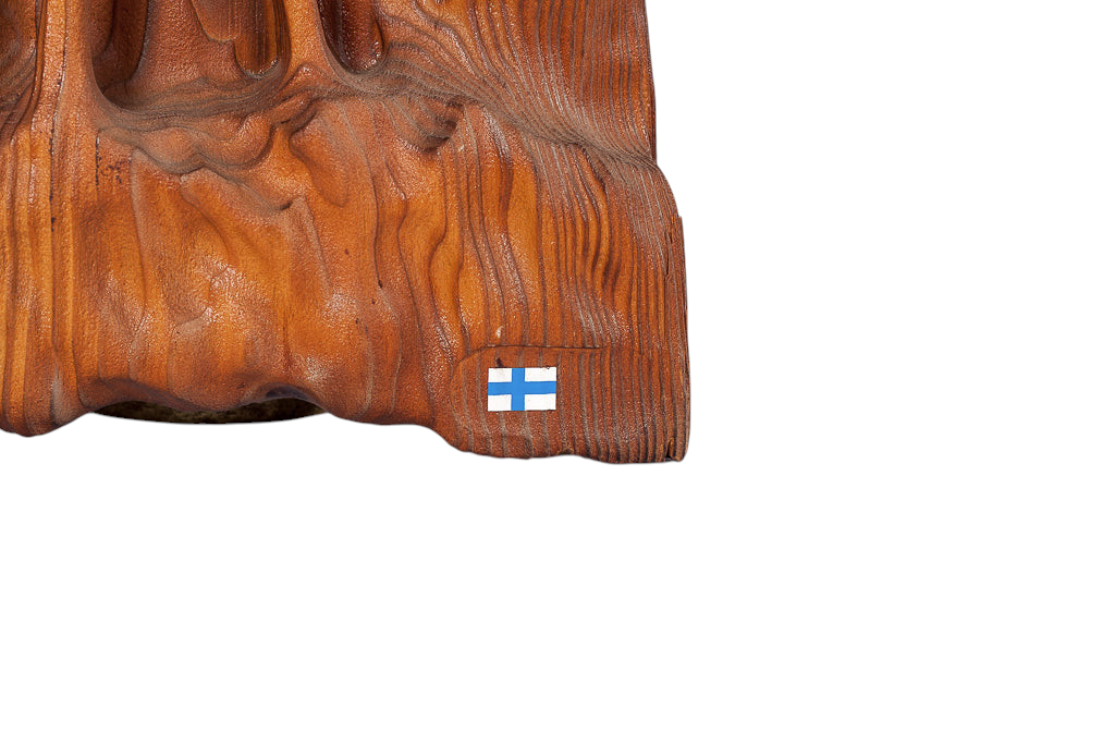 Modighus.se tredimensionell trätavla i naturträ med synlig ådring och en liten finsk flagga som detalj.