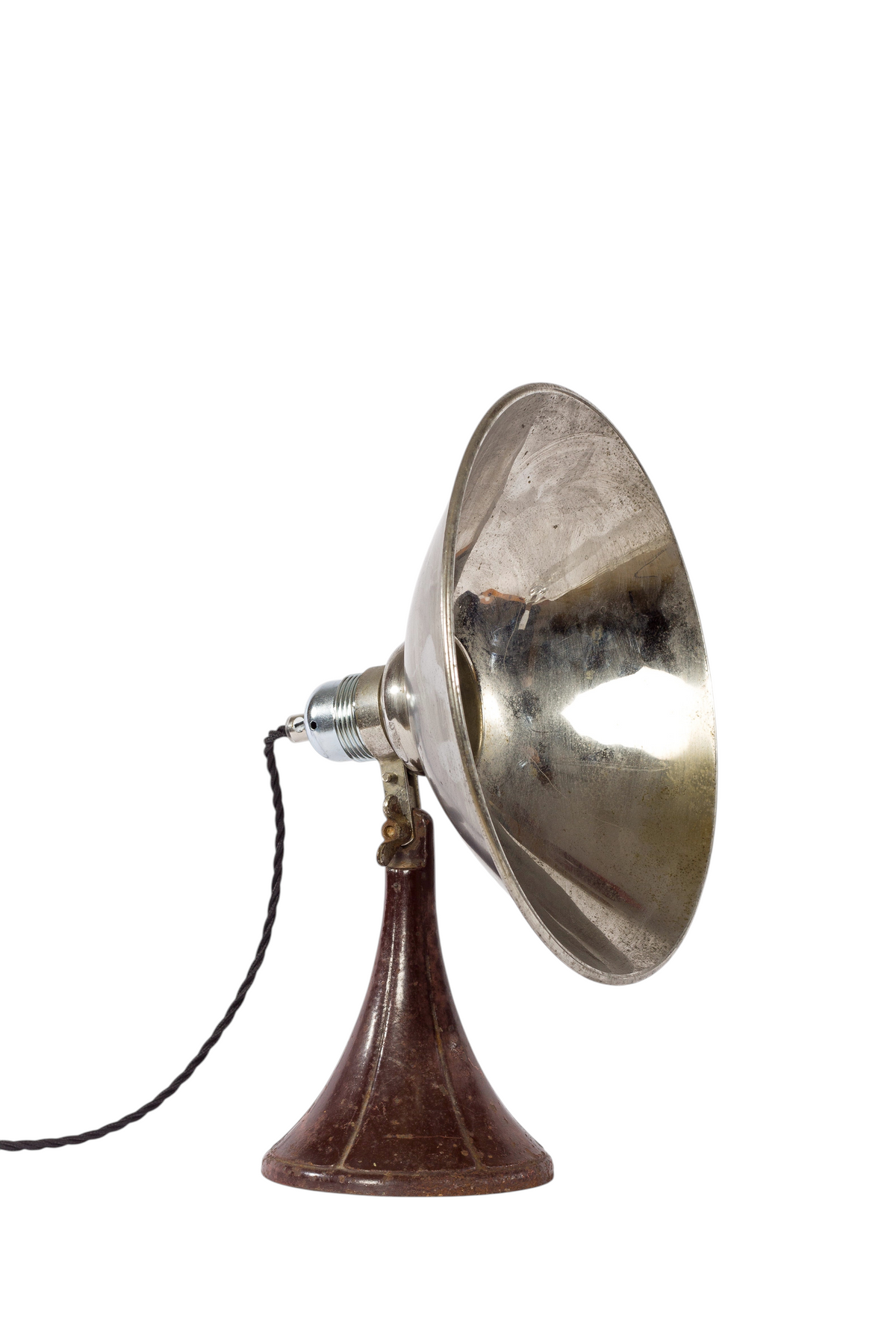 Modighus.se vintage vägglampa från 1930-talet i vinrött gjutjärn och kromad metallskärm med svart textilkabel