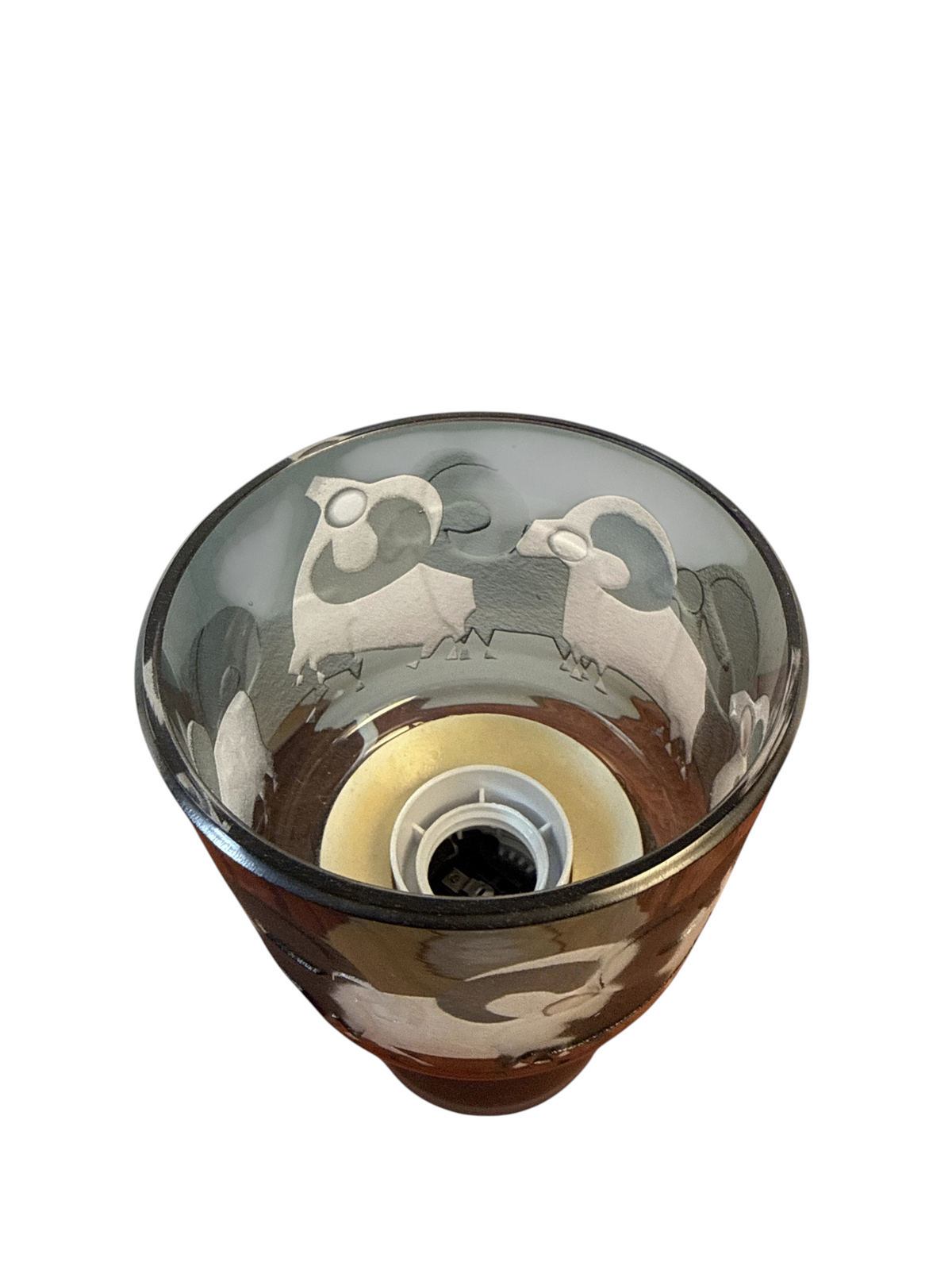 Modighus.se vintage Kosta bordslampa i röktonat glas med graverade bockar designad av Ove Sandberg från 1960-talet.