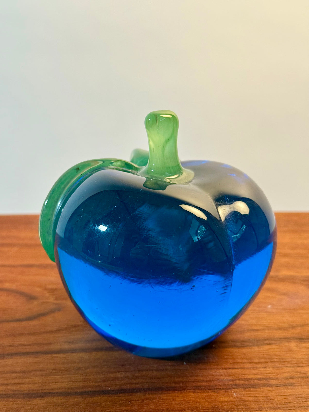 Blått äpple i glas