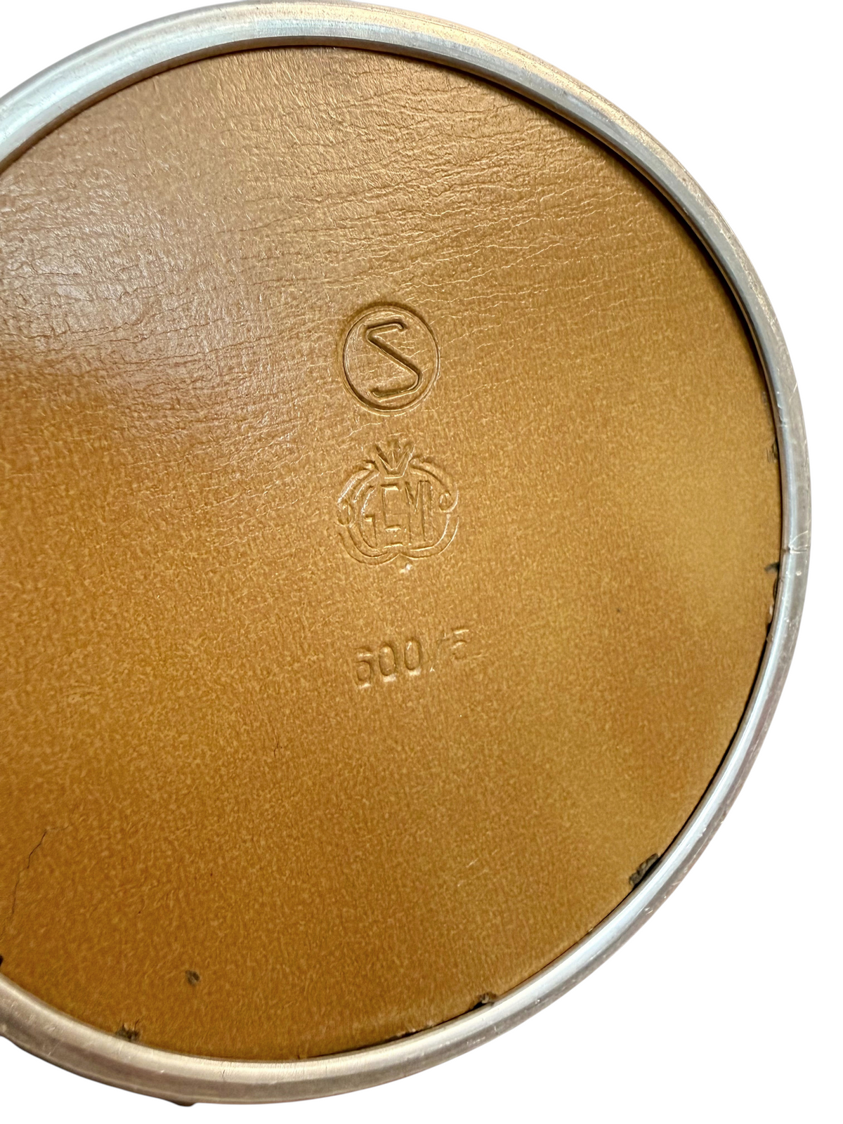Modighus.se vintage GEMI skrivbordslampa med stämplad logotyp på undersidan av metallskärmen