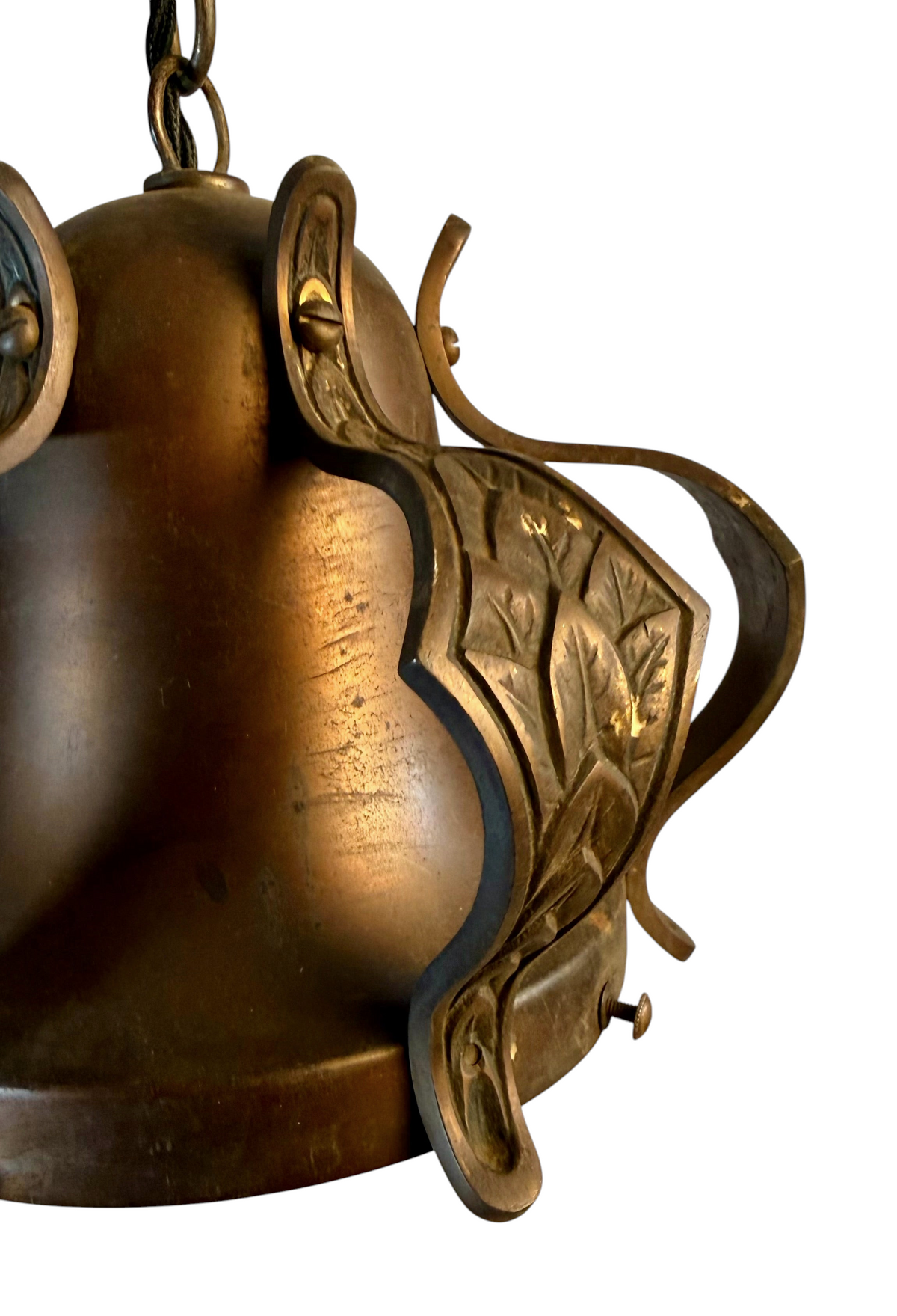 Modighus.se taklampa i jugendstil av oxiderad mässing med detaljerade bladornament och vintagekänsla från 1960-talet.