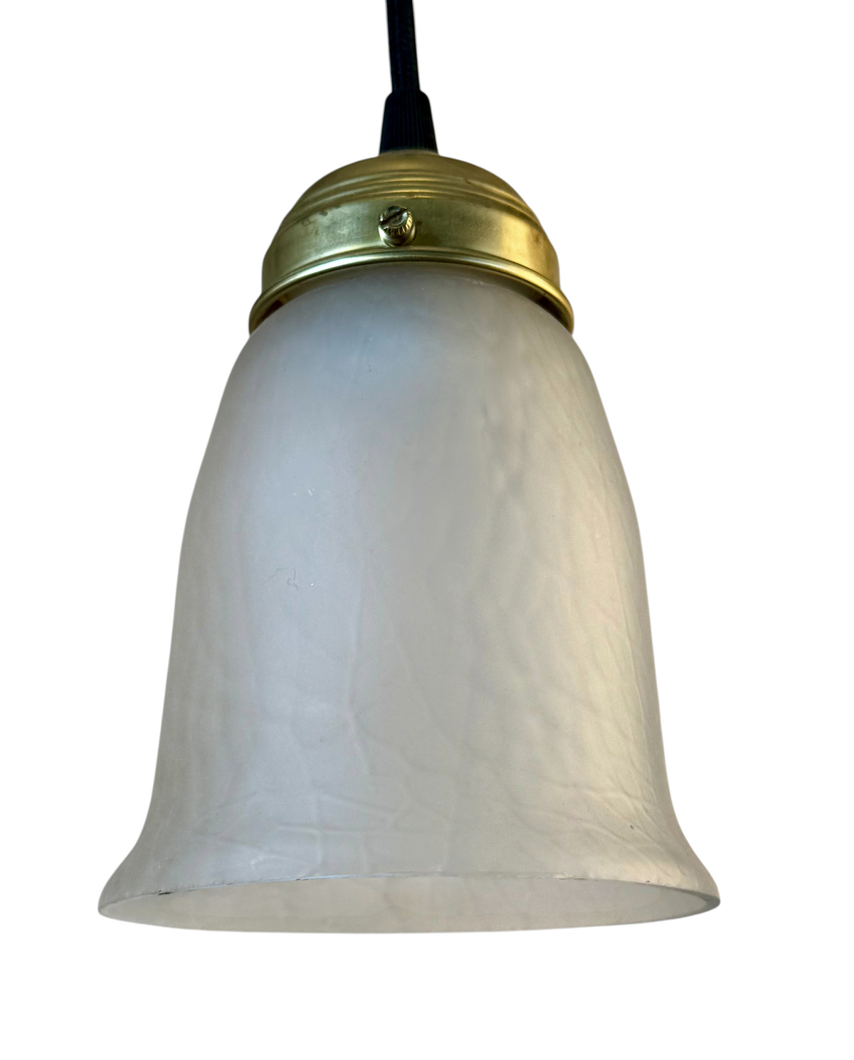 Modighus.se jugend fönsterlampa med kupa i frostat mönstrat glas och fäste i mässing med svart textilkabel