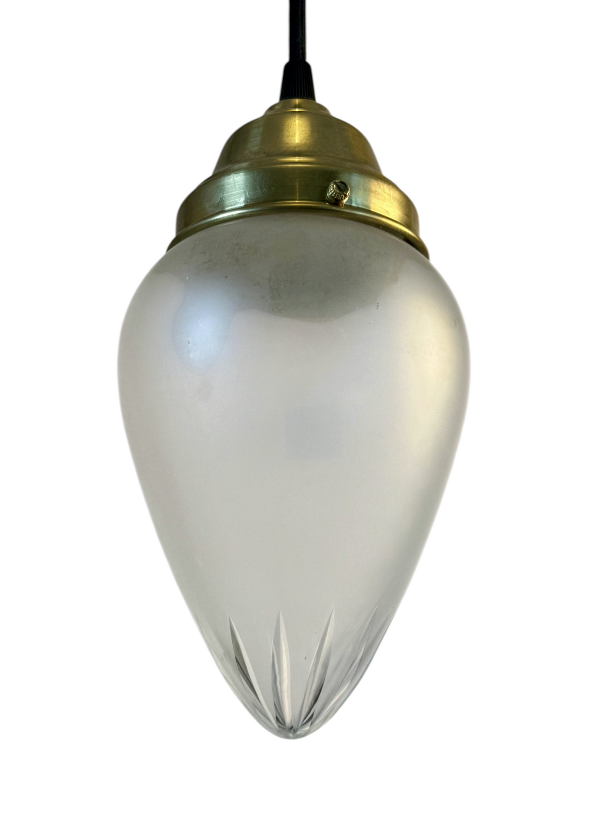 Modighus.se jugend fönsterlampa med droppformad kupa i frostat glas och detaljer i mässing.