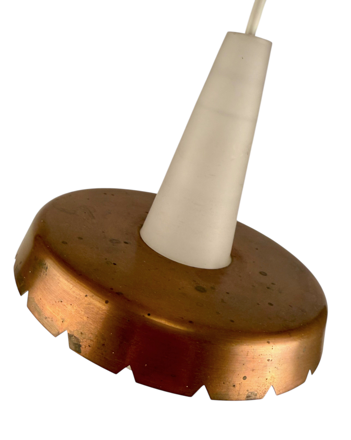 Modighus.se retro taklampa i koppar och frostat glas från 1950-talet med fin vintagefinish.