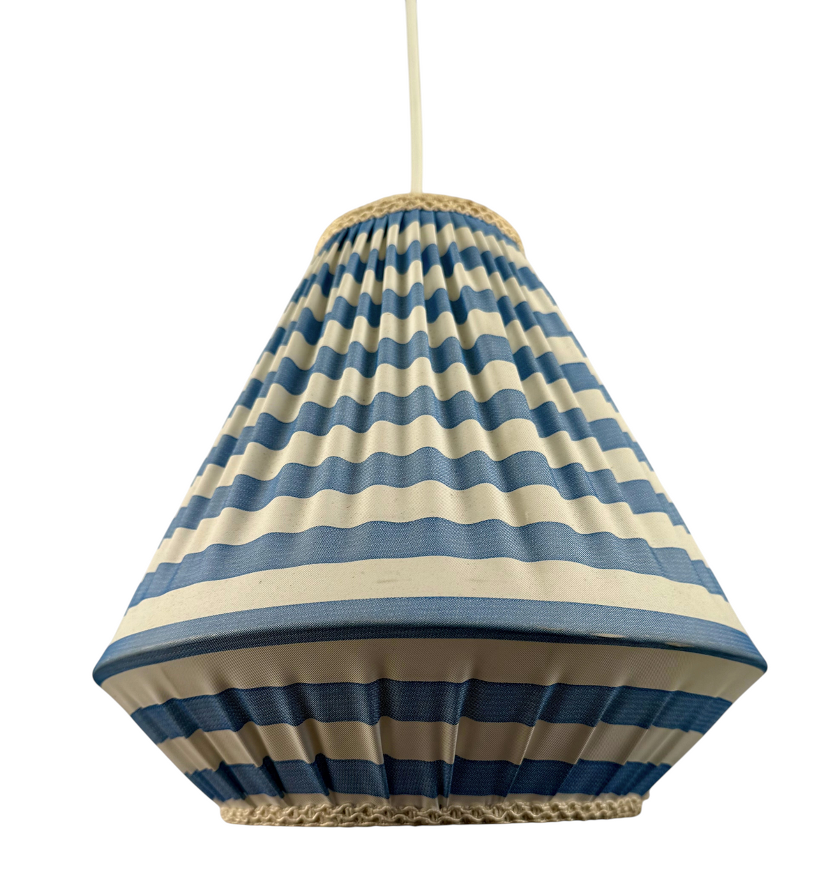 Modighus.se retro taklampa med blå och vitrandigt tyg i 1950-talsstil