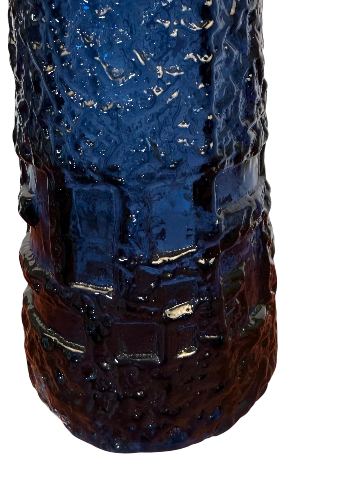 Modighus.se bordslampa från Ruda Glasbruk i blått glas med rustik texturerad yta från 1960-talet