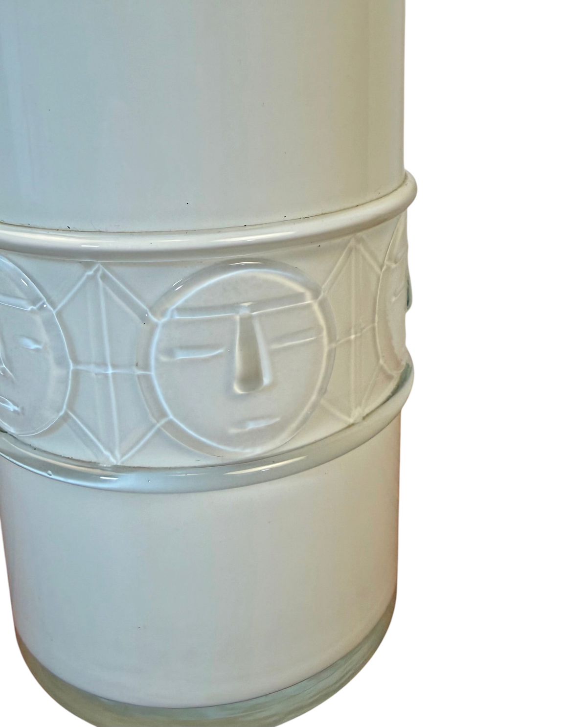 Modighus.se vintage lampfot i vitt glas från Flygsfors med dekorativa ansiktsmotiv i relief från 1960-talet