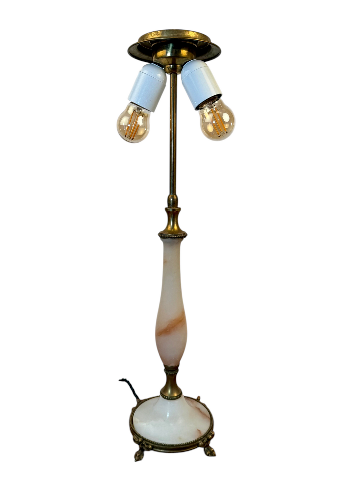Modighus.se bordslampa från 1930-talet i rosa onyx och mässing med dubbla ljuskällor och dekorativa lejonfötter