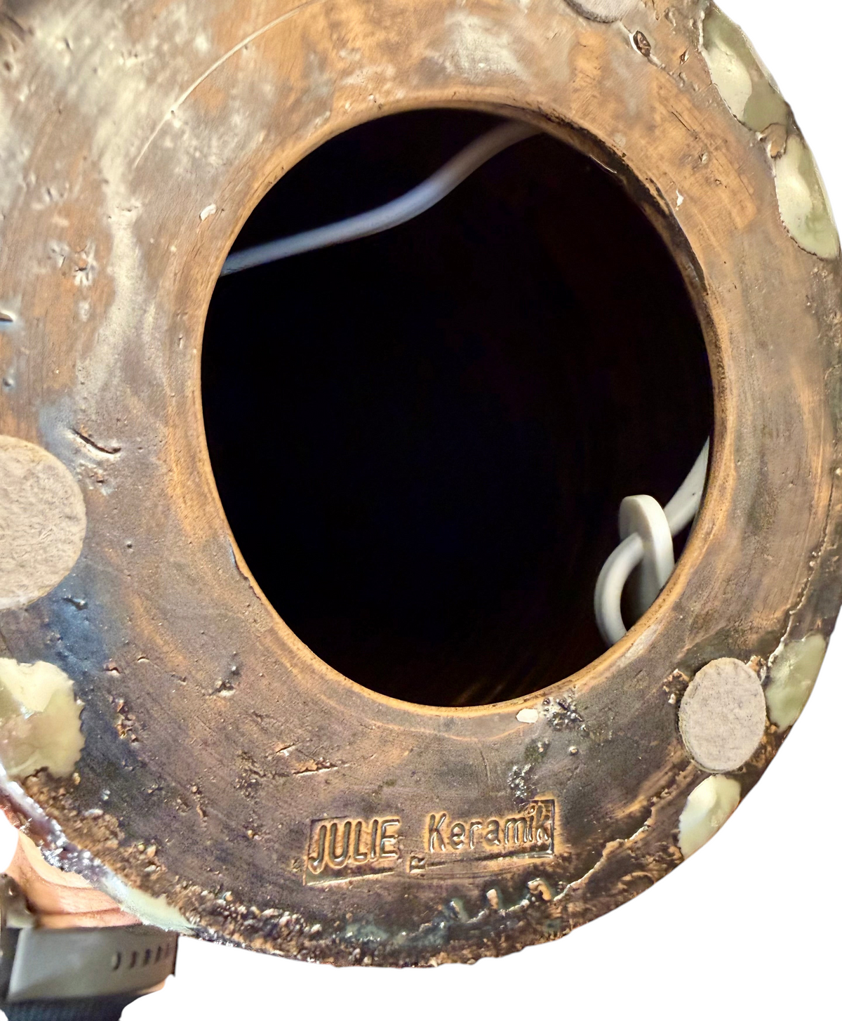 Undersida av Modighus.se keramiklampa från Julie Keramik med stämpel och ny elinstallation