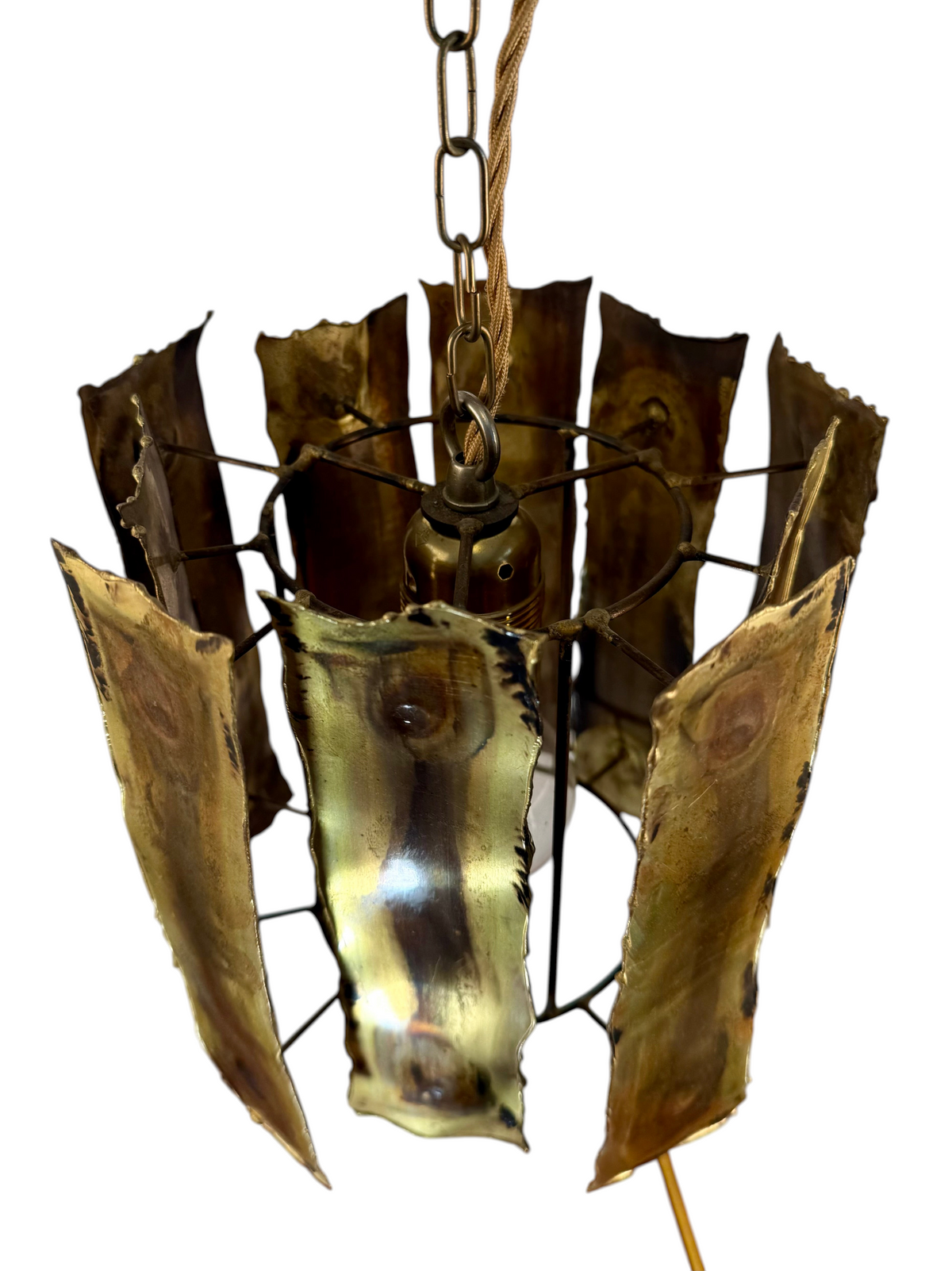 Modighus.se vintage taklampa i mässing med rå design och kedjeupphängning från 1960- eller 70-talet.