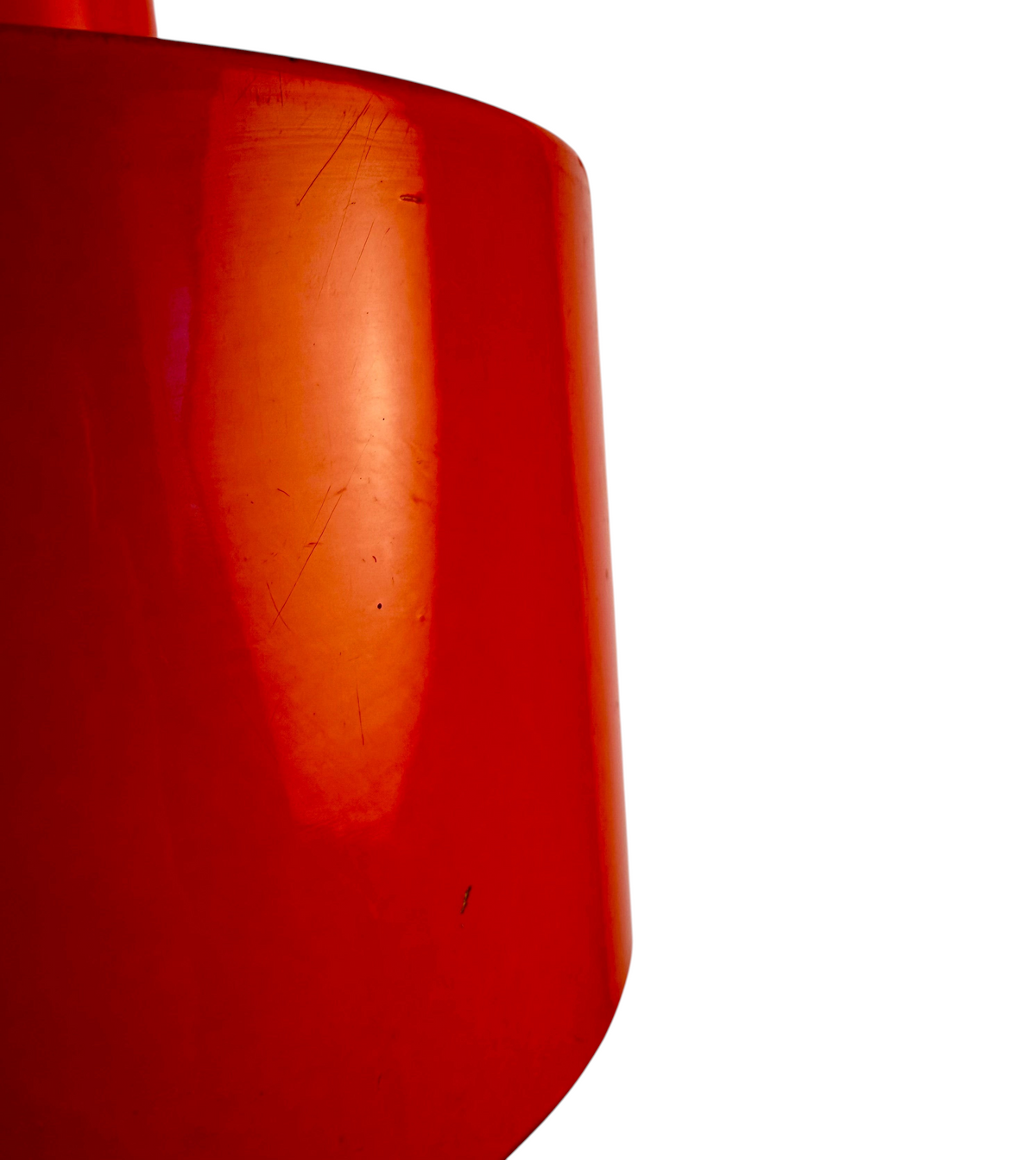 Modighus.se vintage Luxus lampa i rödlackerad plast med synliga detaljer från 60-talet