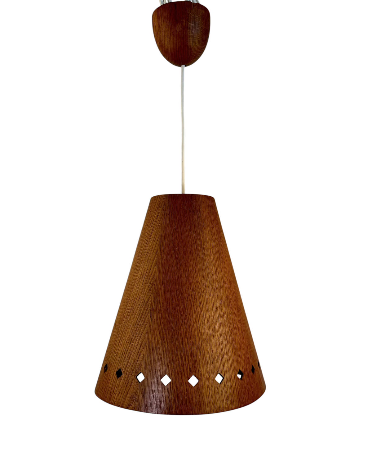 Modighus.se taklampa Luxus modell 565 i teak med dekorativa hål, designad av Uno Kristiansson under 1950-talet.