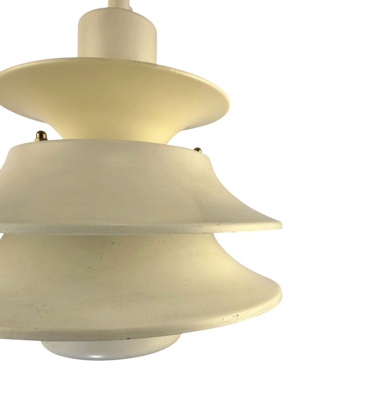 Modighus.se retro taklampa från Lyskær Belysning i matt vit plåt med tidstypisk 1960-talsdesign i flera skikt.