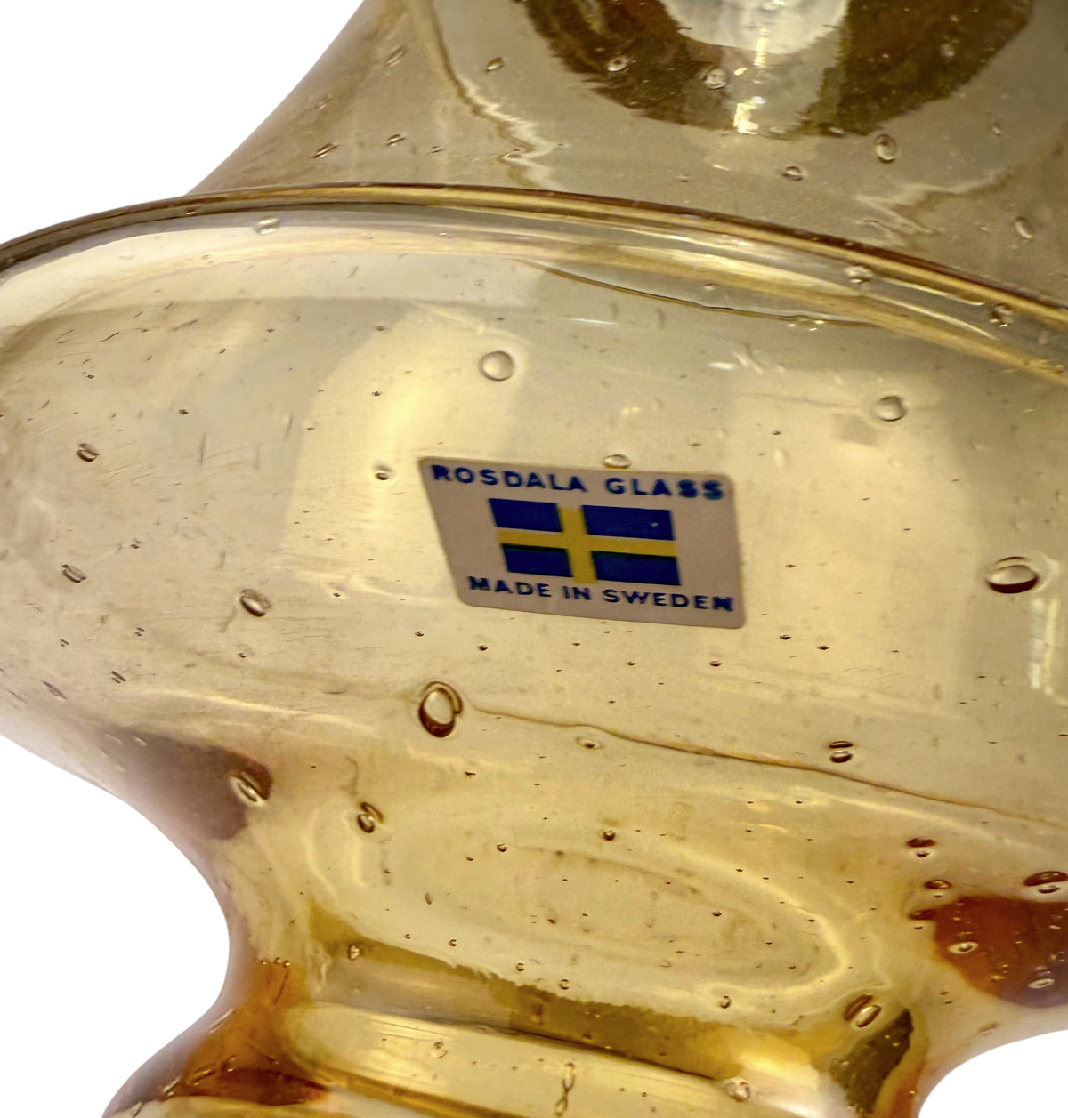 Modighus.se bärnstensfärgad lampkupa från Rosdala Glas med luftbubblor i glaset och svensk etikett