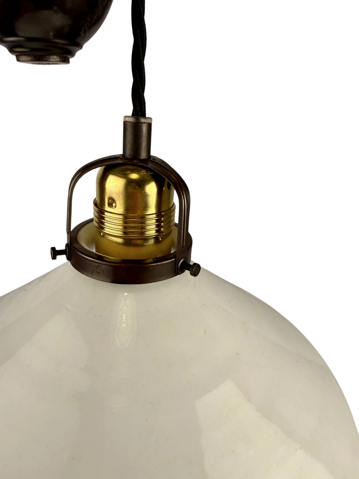 Modighus.se skomakarlampa med vit handblåst glasskärm, mässingssockel och detaljer i oxiderad mässing.