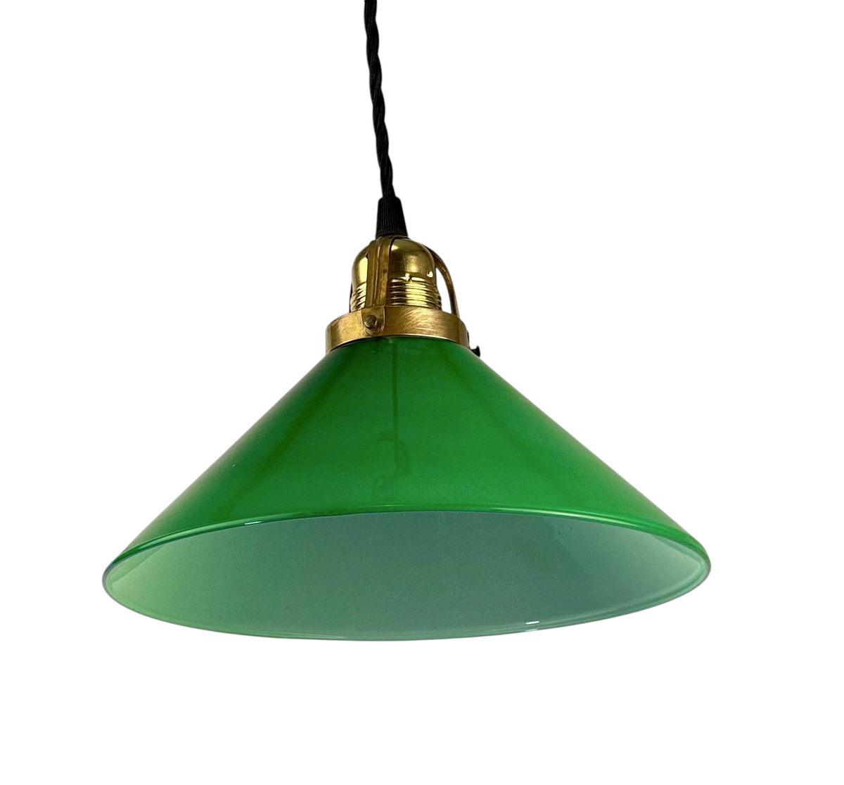 Modighus.se skomakarlampa i vintage 1940-talsstil med grön glasskärm, mässingsdetaljer och svart textilkabel.