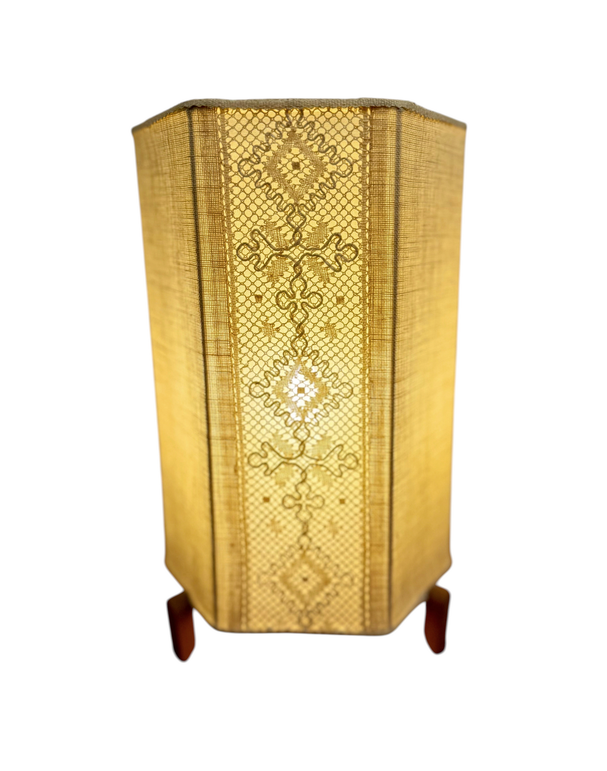 Modighus.se retro bordslampa från 1960-talet med teakfot och beige skärm i virkad textil som ger ett varmt ljus.