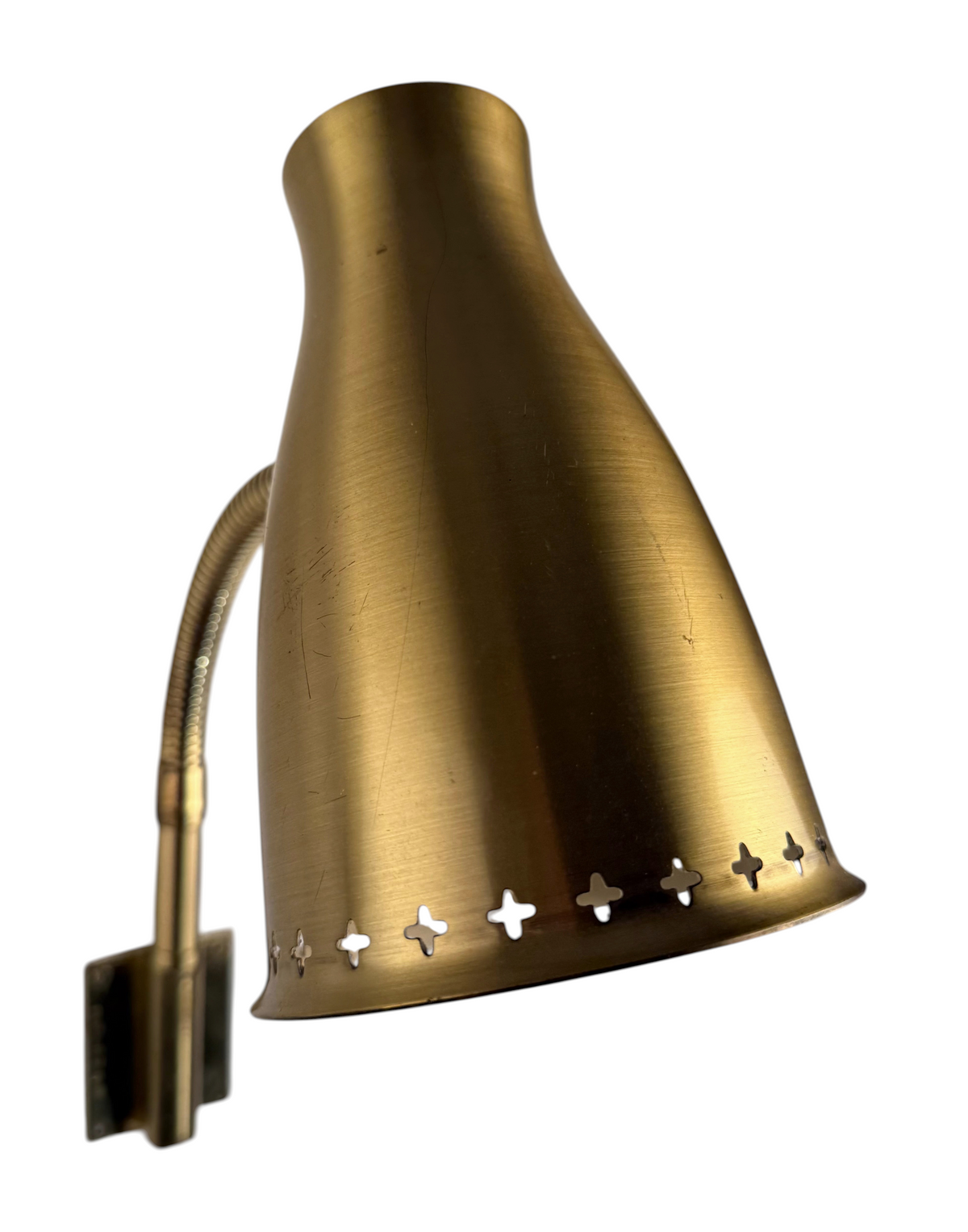 Modighus.se retro vägglampa i mässing från Falkenberg Belysning med böjbar arm och perforerad skärm