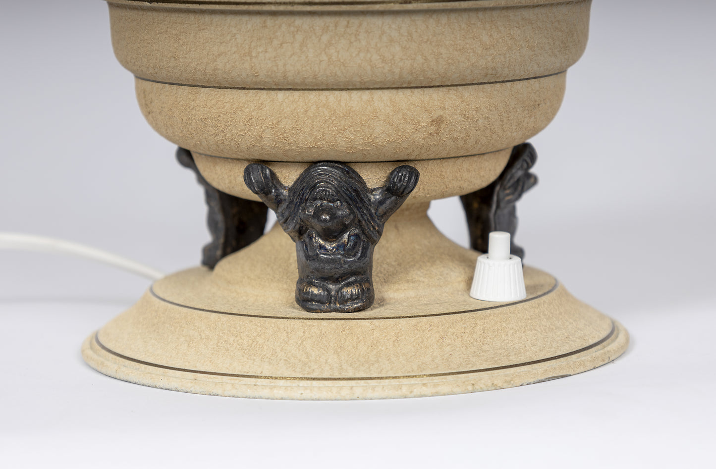 Unik art deco bordslampa i form av klot buret av tre troll, tidigt 1900-tal