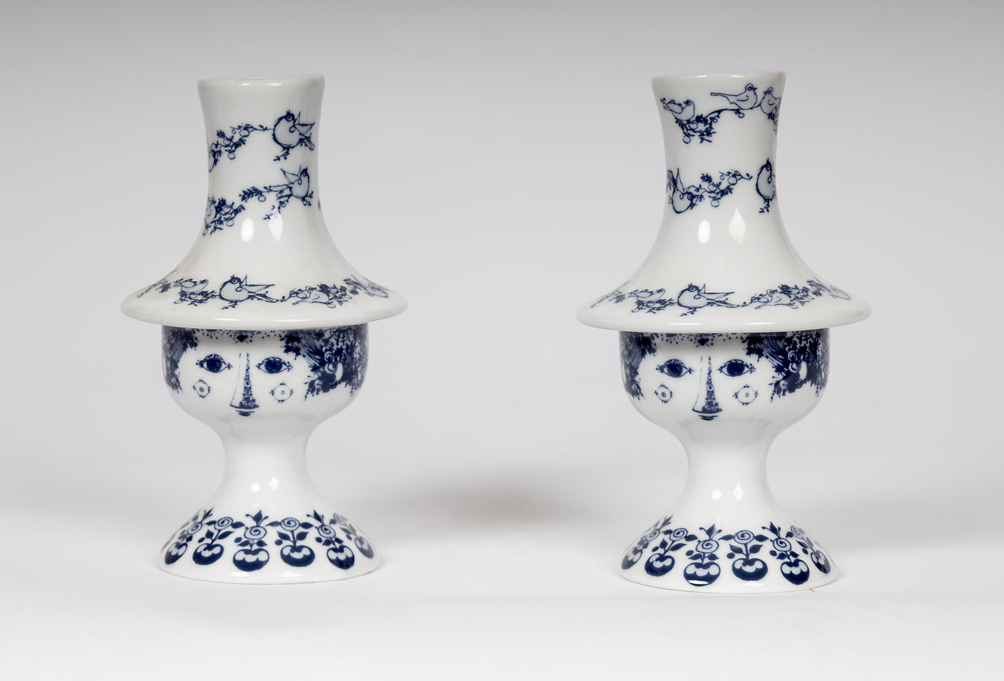 Par ljusstakar i vitmålat porslin, modell Rosalinde. Björn Wiinblad, dansk design
