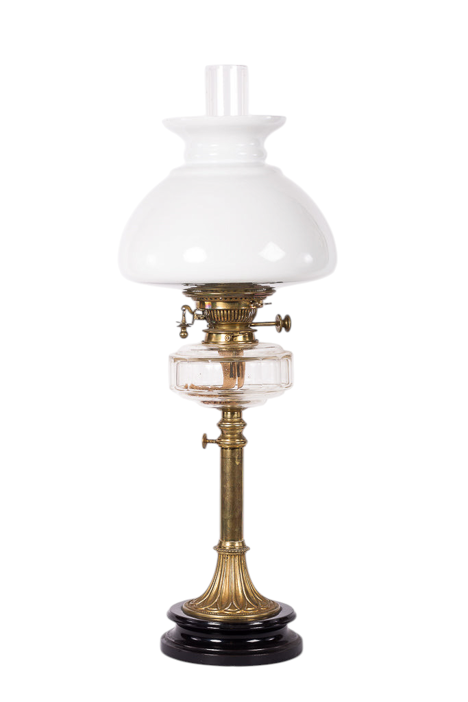 Stor bordsfotogenlampa i mässing med vit kupa. Klassisk vintage belysning.