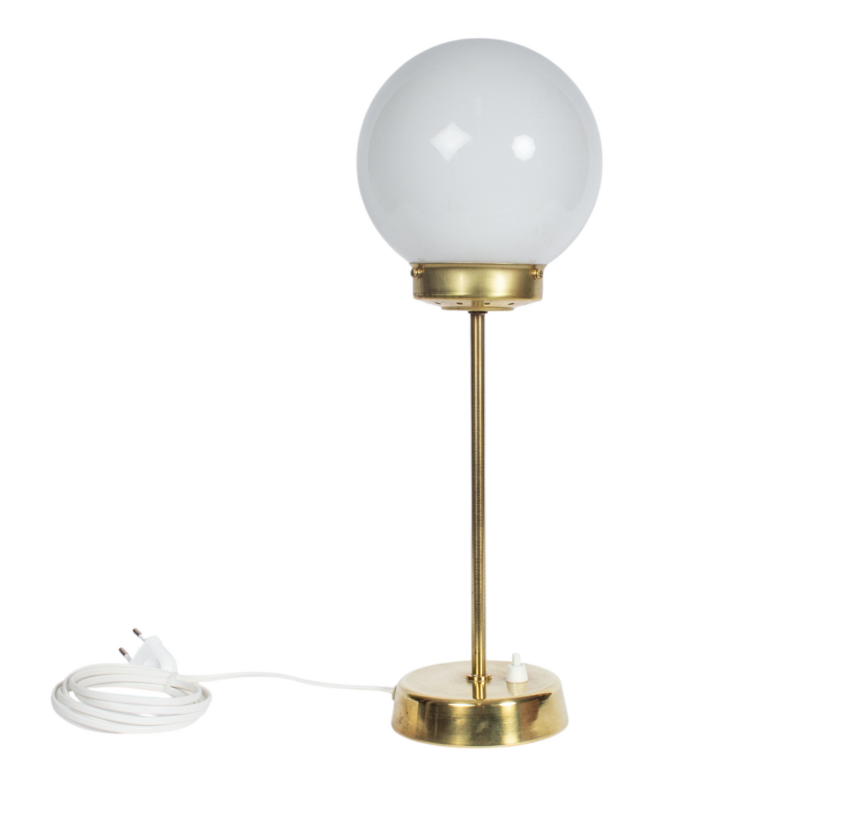 Elegant bordslampa med stomme i mässing och stor vit glasglob.