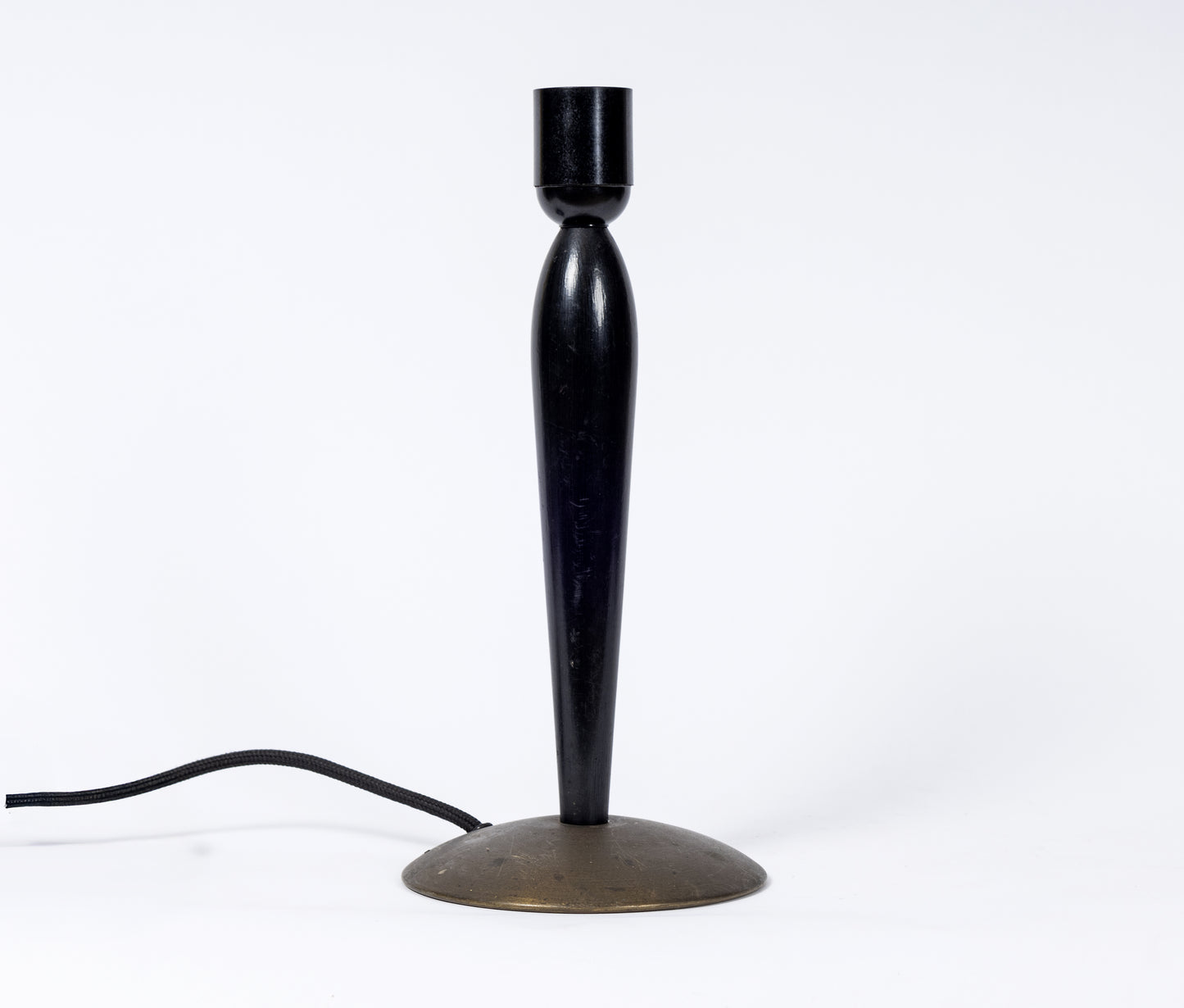 Cool bordslampa med svart stomme och fot i oxiderad mässing med trädetaljer, 1930-tal