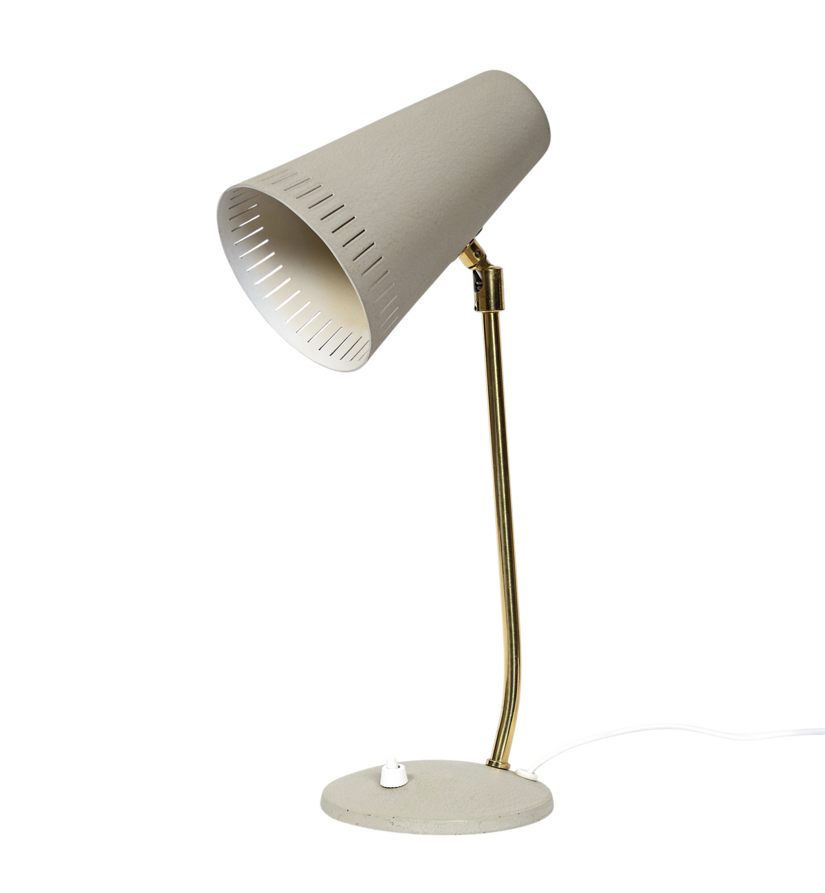 Skrivbordslampa i grålackad plåt med mässingsdetaljer från Falkenbergs Belysning