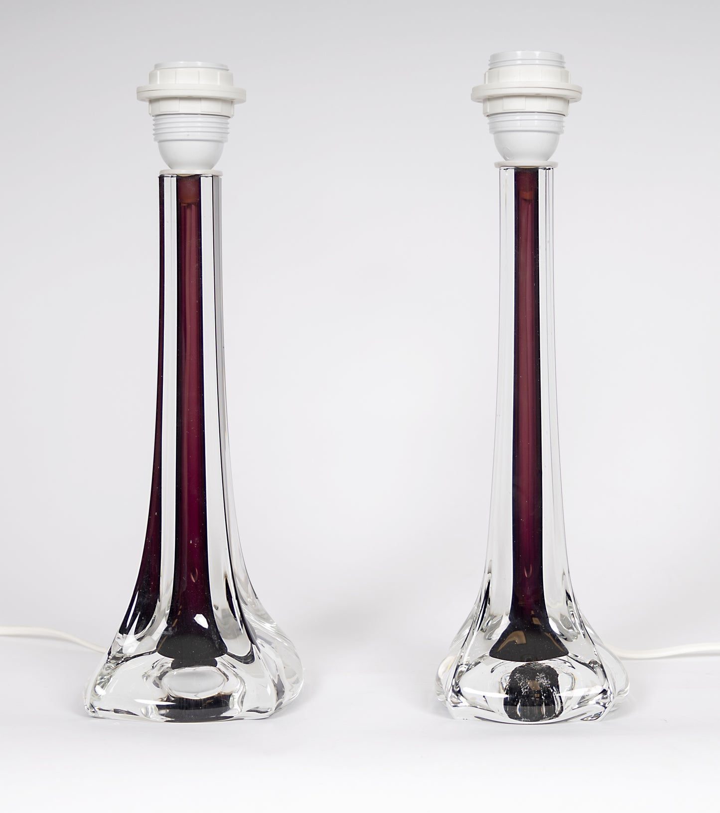 Par eleganta bordslampor i klart och lila glas från Flygfors Glasbruk,