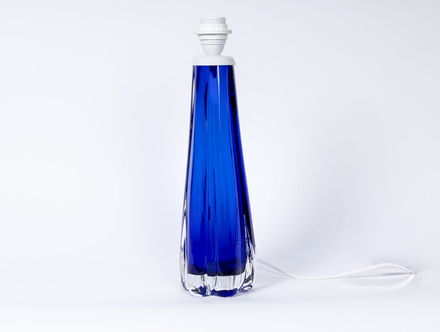 Stor lampfot i blått glas från Flygfors Glasbruk, 1960-tal