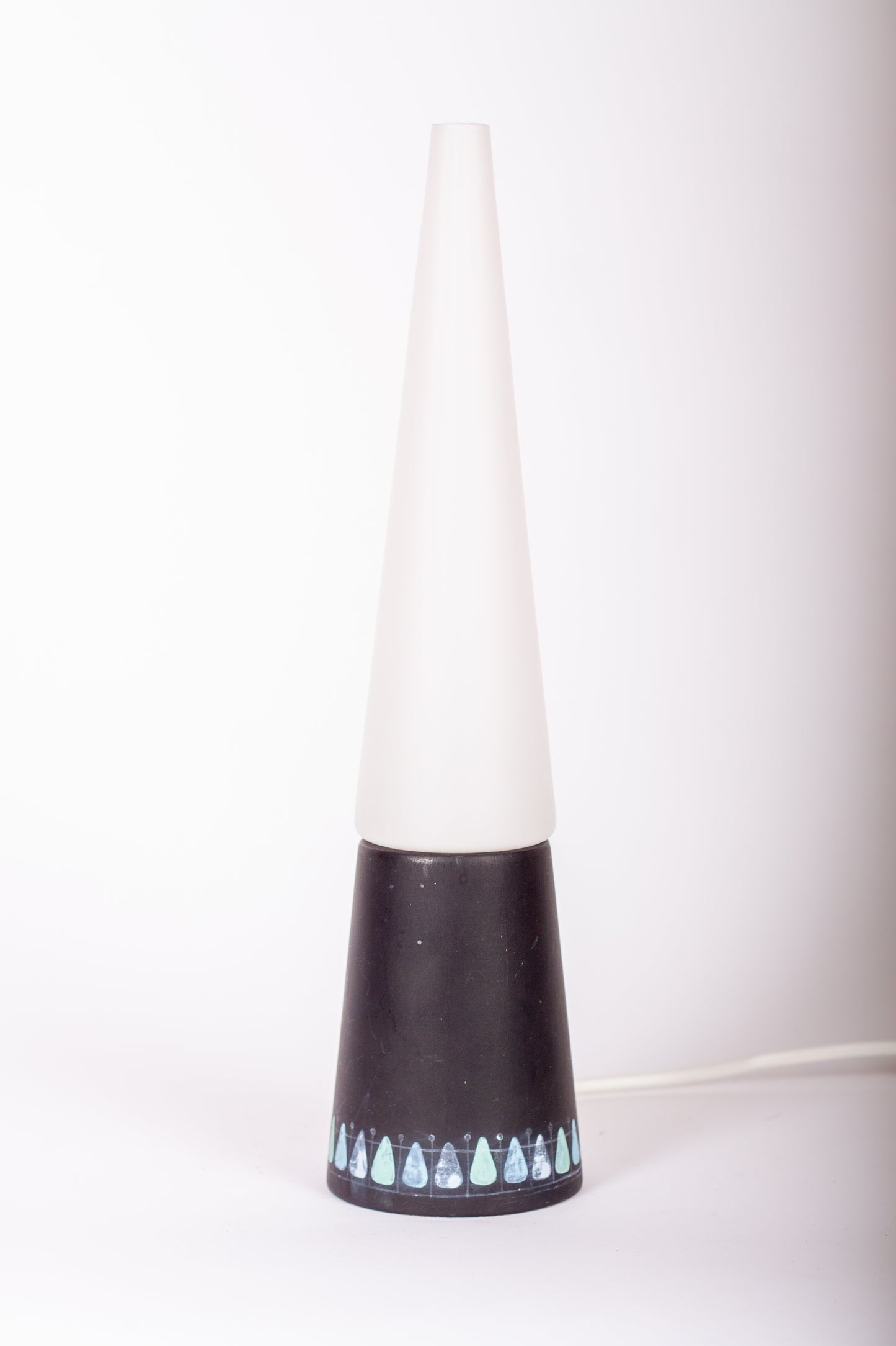 Bordslampa med fot i målat trä och skärm i vitt frostat glas av Hans-Agne Jakobsson, 1960-tal