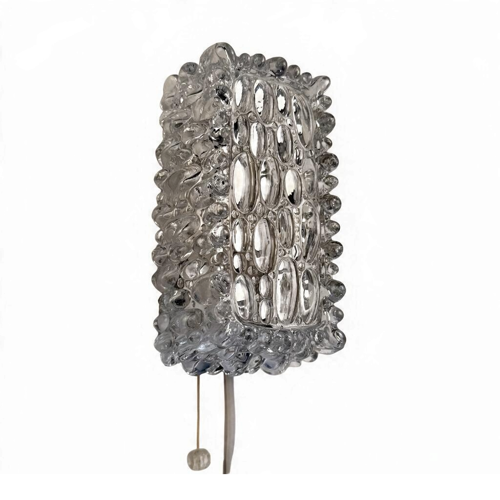 Modighus.se vägglampa i klarglas från 1960-talet med texturerad yta och praktisk dragsnöre för av och på.