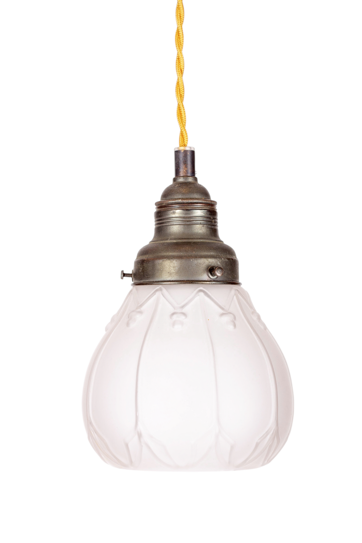 Jugendstil fönsterlampa från tidigt 1900-tal med kupa i mönstrat glas och fäste i oxiderad mässing, guldig tvinnad textilkabel, 1910-tal