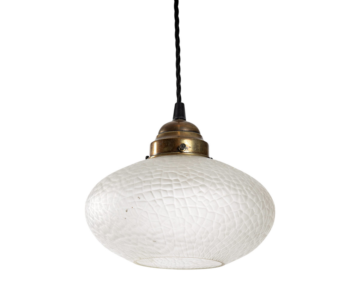 Mindre oval jugendkupa med mönster i frostat glas, mässingsfäste och svart tvinnad textilkabel, 1970-tal