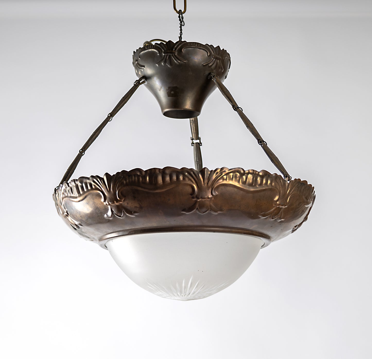 Jugendlampa i oxiderad koppar med kupa i frostat och slipat glas, 1920-tal