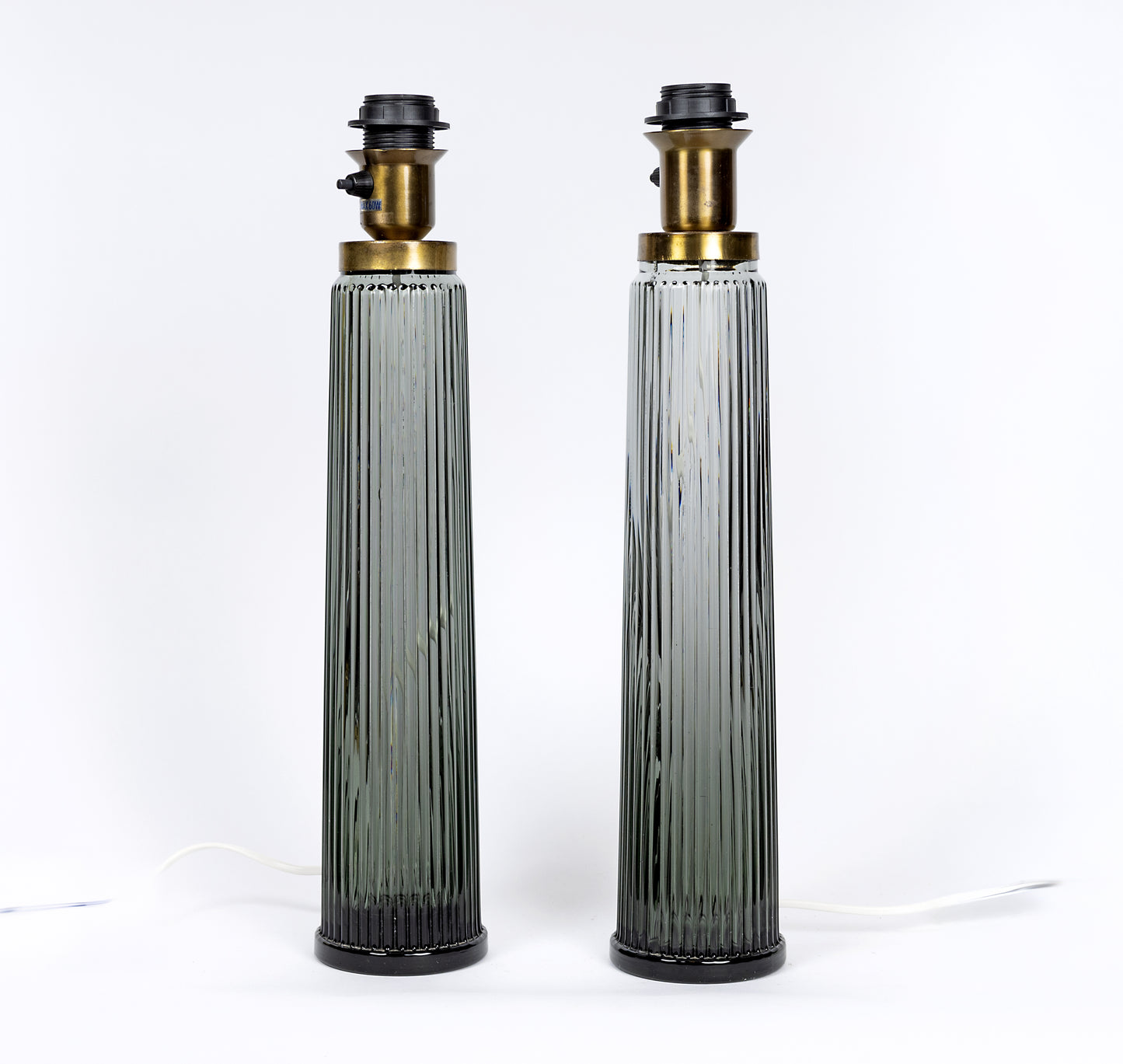 Ett par eleganta lampfötter i rökfärgat glas med överdel i mässing från Tranås Stilarmaturer, 1960-tal
