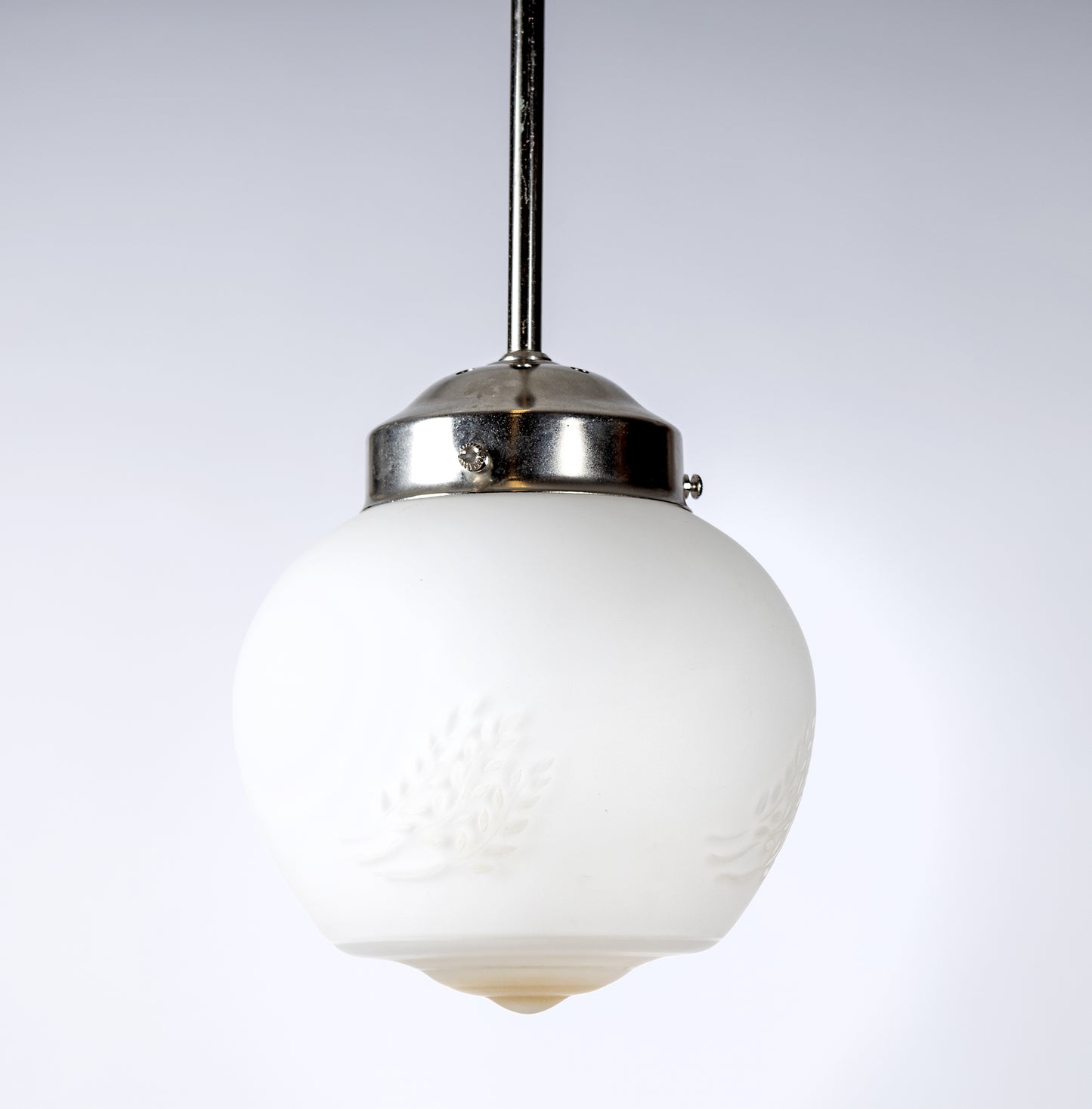 Pendellampa med vitfrostad glaskupa och vagt växtmotiv i relief, metallpendel, 1940-tal