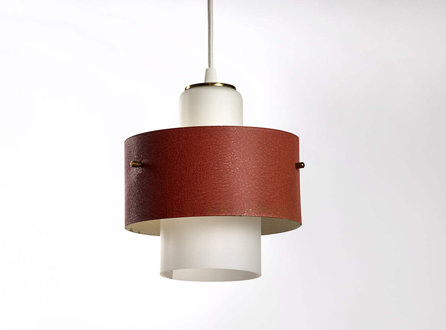 Retro taklampa i rödlackad plåt och vitt glas med mässingsdetaljer, 1950-tal
