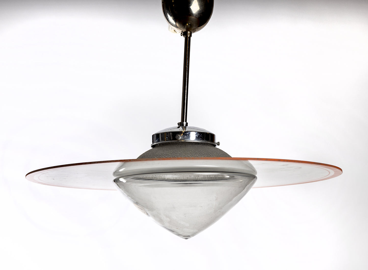 Saturnuslampa med röktonad glaskupa och löst liggande glasring med orange rand i ytterkant, 1950–1960-tal