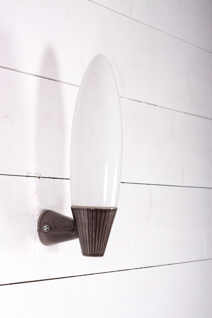 Badrumslampa i grå porslin med vit glaskupa. Tillverkad av IFÖ med design av Gunnar Nylund