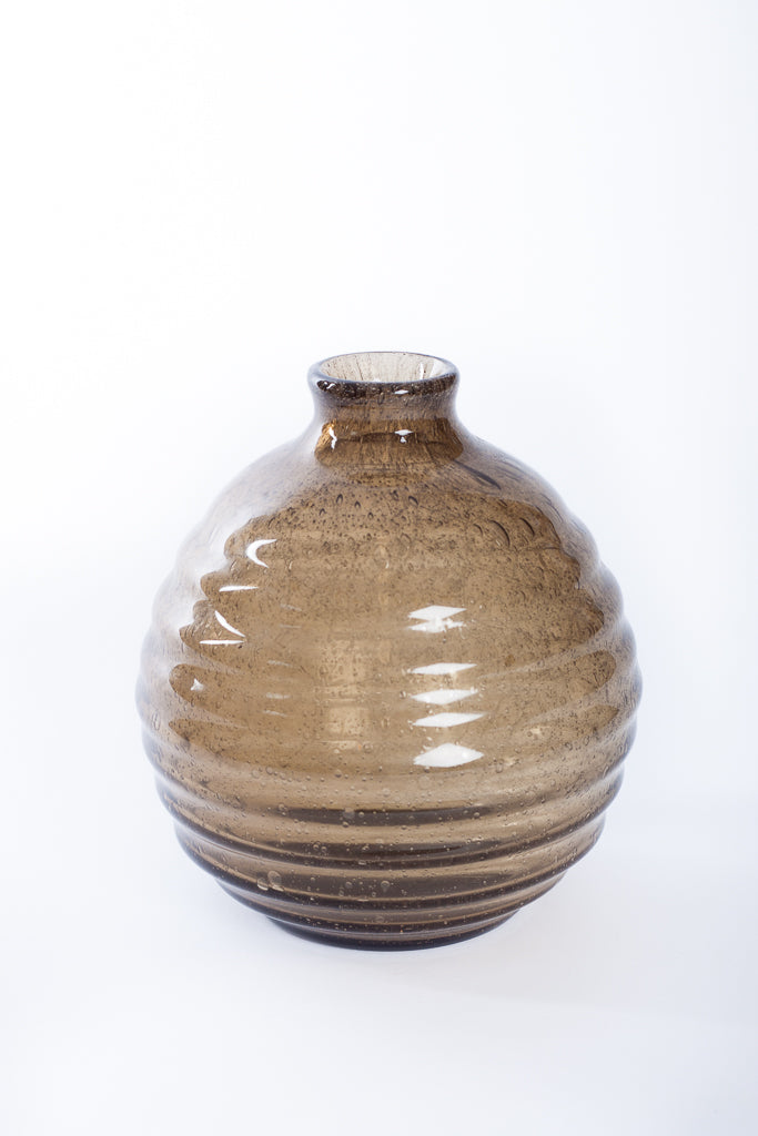 Äldre vas i brunt glas från tidigt 1900-tal
