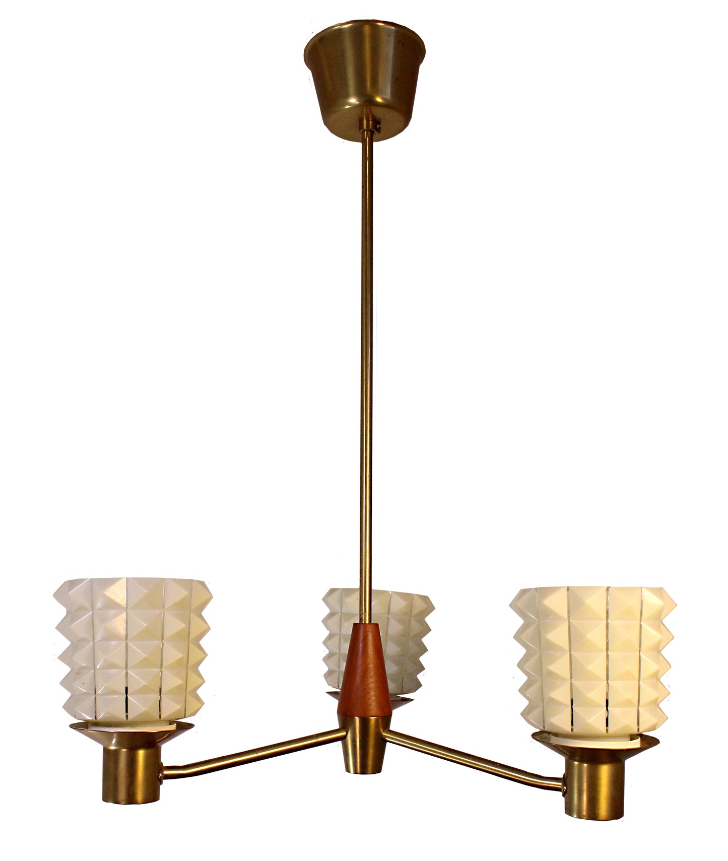 Trearmad taklampa från ASEA i trä och mässing med ljusgula kupor, Sverige 1960-tal
