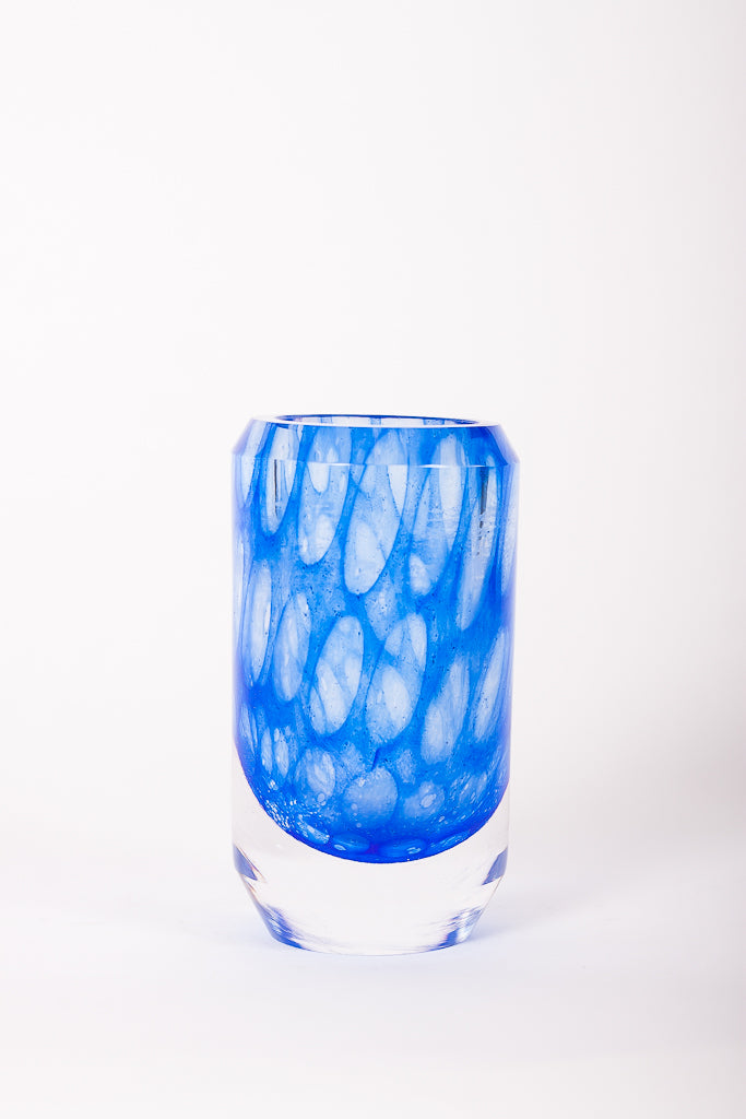 Blå vas i glas med dekorativt mönster
